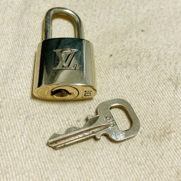 LOUIS VUITTON LV 10 SET PADLOCK KEY CHARM CADENA GOLD-PLATED FRANCE - Picture 4 of 4